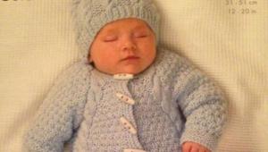 Salopette tricotée pour nouveau-nés - modèles et description