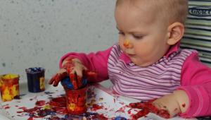 Finger paints: when to start and how to paint with your child?