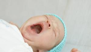 Amit egy babának képesnek kell lennie havonta: reflexek, készségek és reakciók