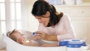 Водні процедури для немовляти з науки